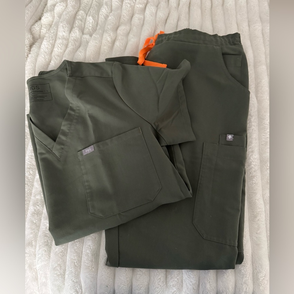 Figs Women's Scrub set in Moss